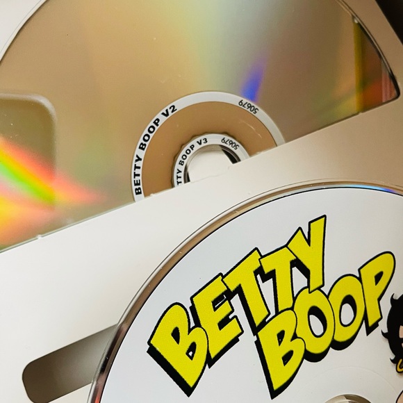 New Mint Condition Betty Boop Dvd Tin Set (1 disc missing) - Picture 6 of 12